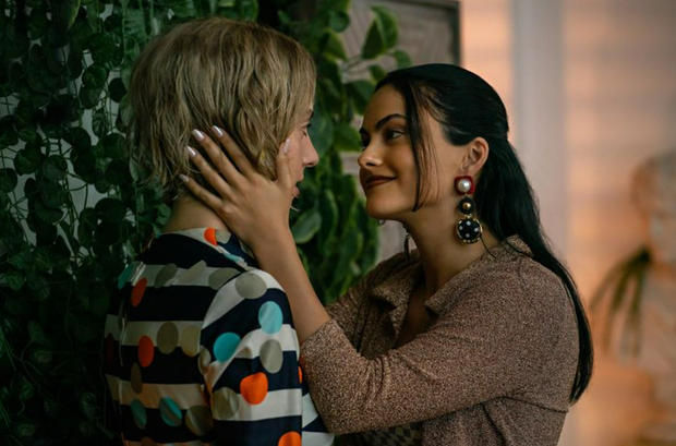 Maya Hawke i Camila Mendes w filmie Do revenge