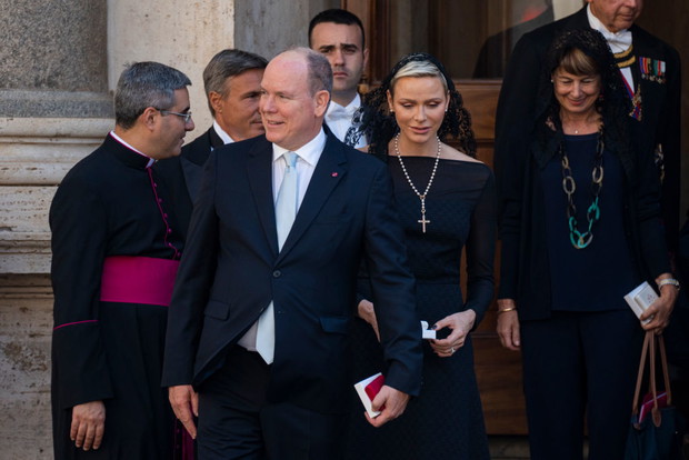 Księżna Charlene w czarnej sukni na audiencji u papieża Franciszka