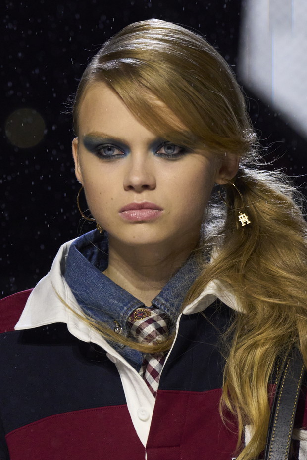 Modne fryzury jesień-zima 2022/2023: Tommy Hilfiger