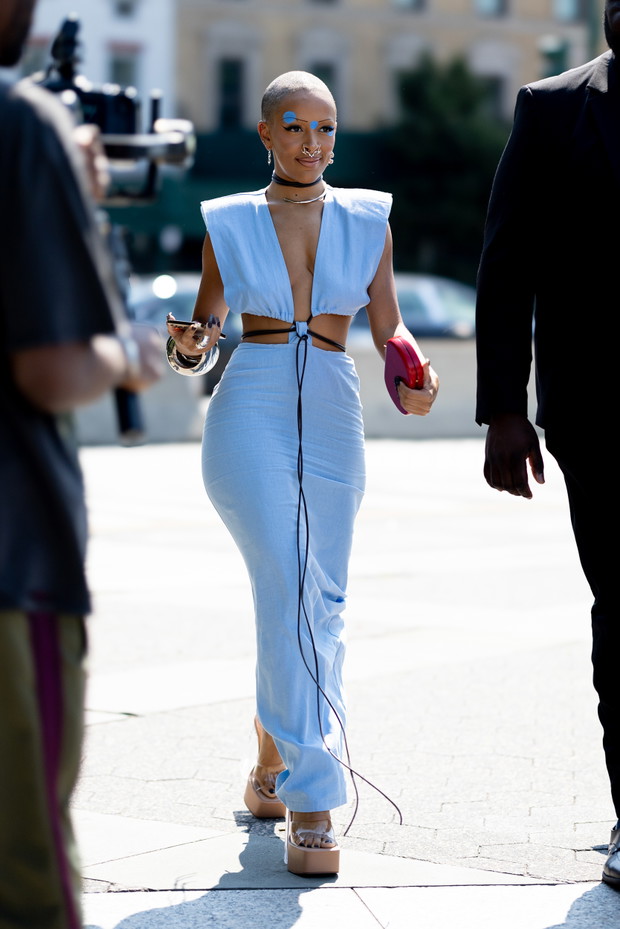 Najbardziej inspirujące stylizacje NYFW wiosna-lato 2023 street fashion