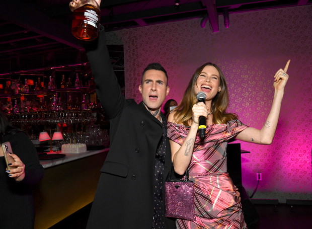 Behati Prinsloo i Adam Levine