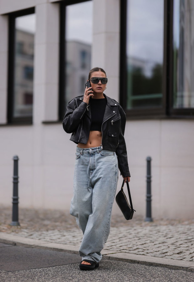Czym jest bikercore? Ten trend w klimacie vintage robi furorę jednocześnie na TIkToku i wybiegach