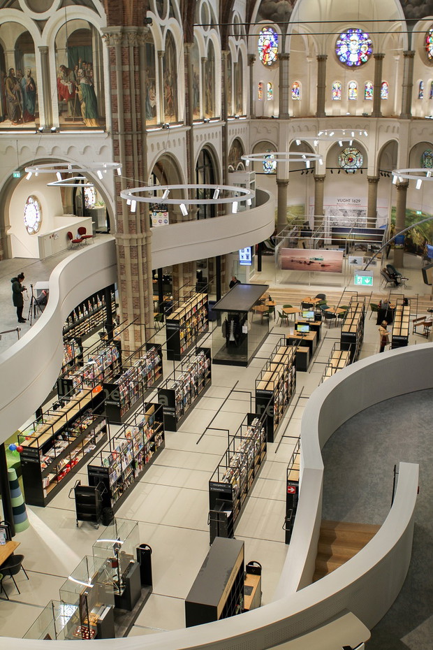 Muzeum i biblioteka w dawnym Kościele - DePetrus