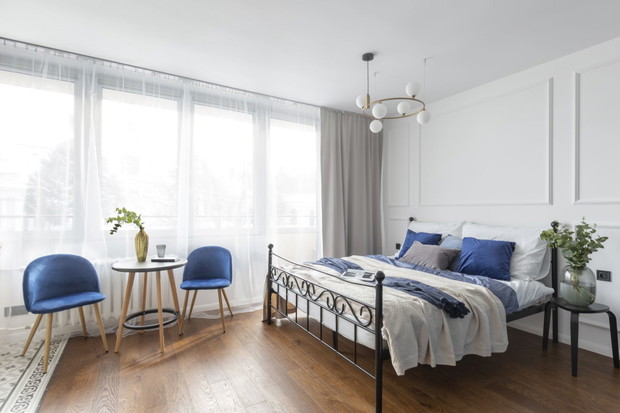 Warszawska kawalerka w błękicie, projekt i realizacja: Pracowania Architektury Wnętrz Decoroom