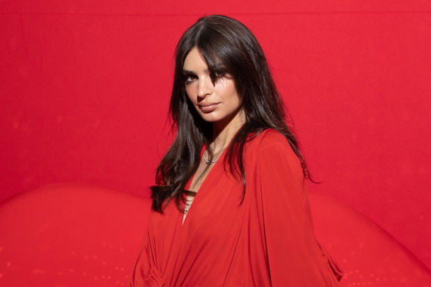 Emily Ratajkowski w czerwonej sukience