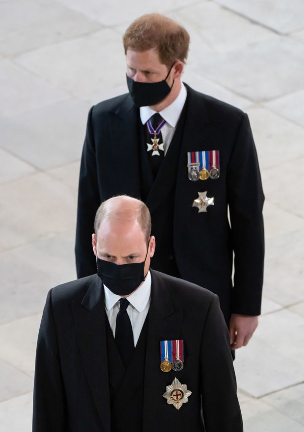 Książę William i książę Harry na pogrzebie księcia Filipa