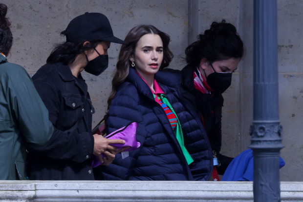 Lily Collins na planie serialu Emily in Paris 2, 17