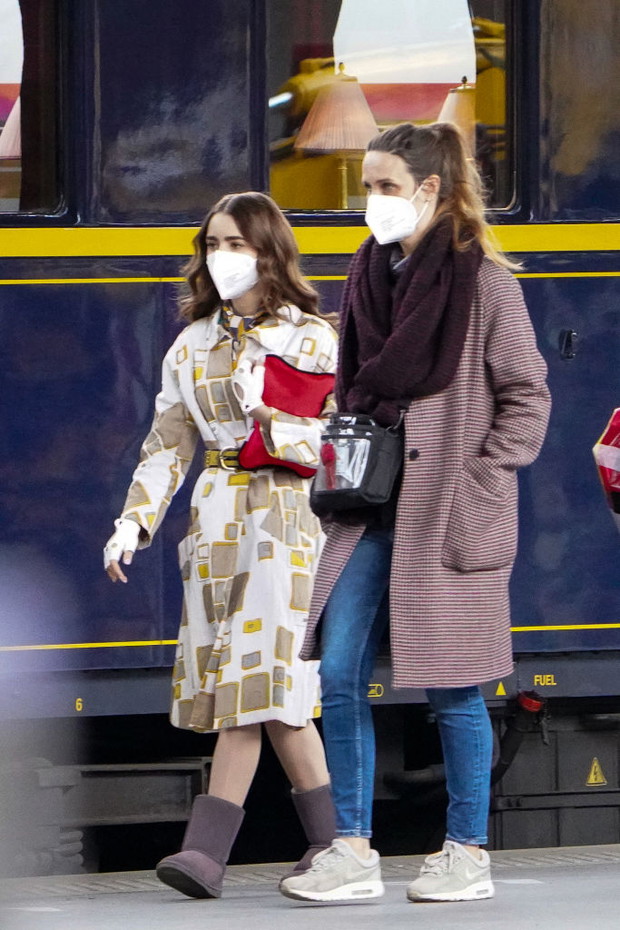 Lily Collins na planie serialu Emily in Paris 2, 18