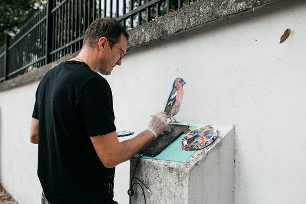 Ptasi mural na cmentarzu żydowskim w Oświęcimiu, autor Wojciech Rokosz