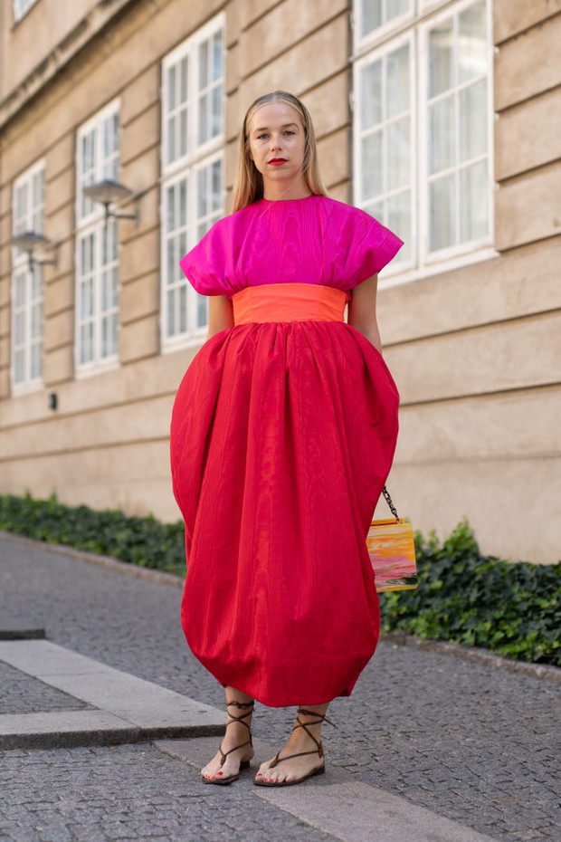 Najpiękniejsze stylizacje w nowym kolorze Pantone 2022: Viva Magenta