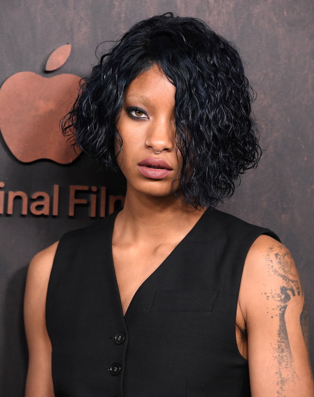 Willow Smith w zmysłowych spodniach z kryształkami. Piosenkarka wygląda jak Rihanna? Tak twierdzą fani