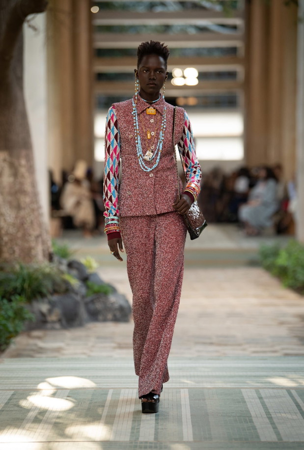 Chanel Métiers d’art 2022/2023 to francuska moda na najwyższym poziomie. Co zobaczyliśmy na wybiegu słynnego domu mody?