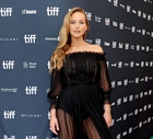 Jennifer Lawrence z zmysłowej kreacji z polską metką. Aktorka wybrała suknię Magdy Butrym w najmodniejszym kolorze 2023 roku