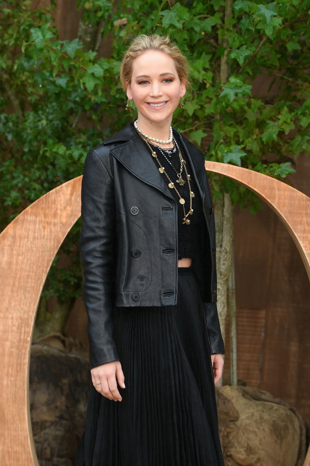 Jennifer Lawrence z zmysłowej kreacji z polską metką. Aktorka wybrała suknię Magdy Butrym w najmodniejszym kolorze 2023 roku