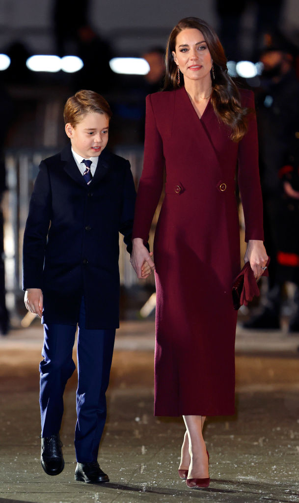 Kate Middleton w płaszczu w kolorze grzanego wina na królewskim Christmas carol service. Księżna zachwyciła klasą