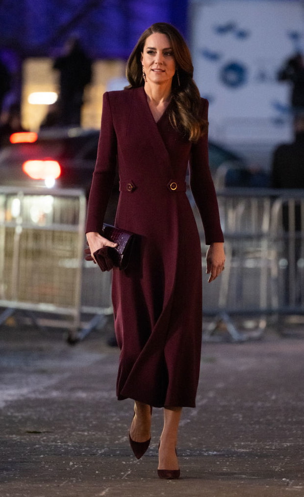 Kate Middleton w płaszczu w kolorze grzanego wina na królewskim Christmas carol service. Księżna zachwyciła klasą