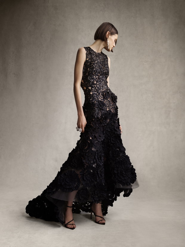 Kolekcja Oscar de la Renta Pre-Fall 2023 zachwyca. To najpiękniejsze sukienki, jakie zobaczycie dziś w internecie