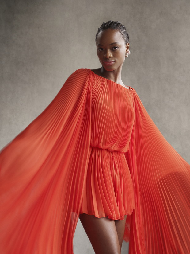 Kolekcja Oscar de la Renta Pre-Fall 2023 zachwyca. To najpiękniejsze sukienki, jakie zobaczycie dziś w internecie