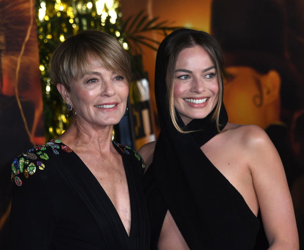 Margot Robbie z mamą na czerwonym dywanie