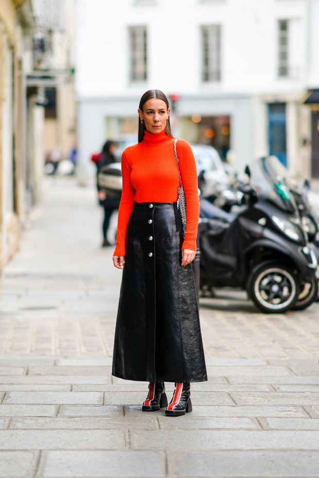 Jak nosić sweter do spódnicy? 5 modnych stylizacji zagranicznych it girls, które warto odtworzyć tej zimy