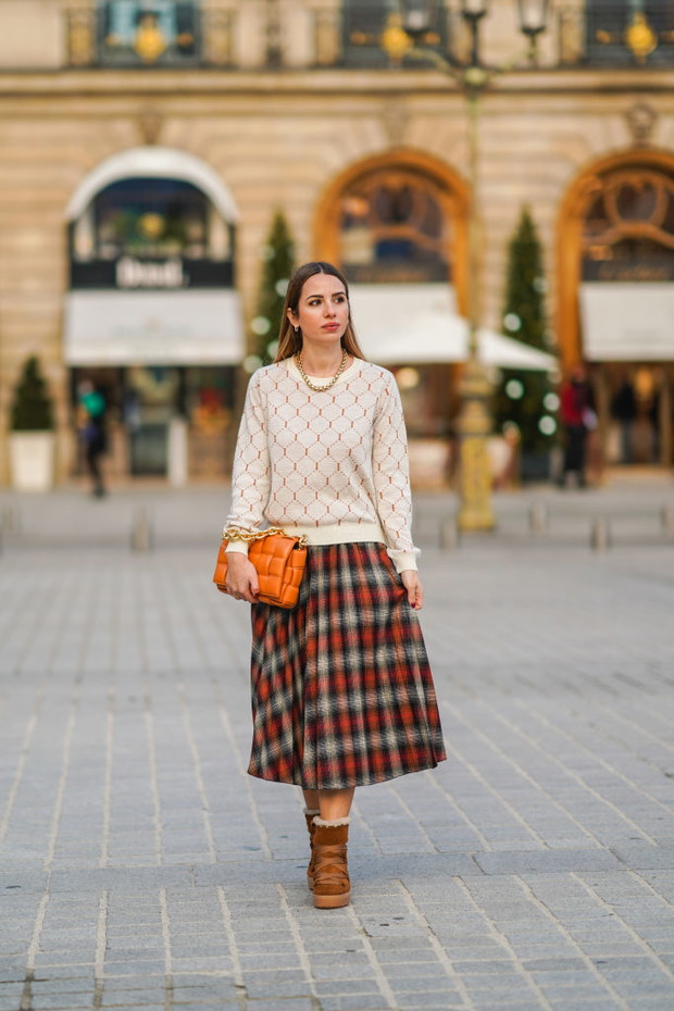 Jak nosić sweter do spódnicy? 5 modnych stylizacji zagranicznych it girls, które warto odtworzyć tej zimy