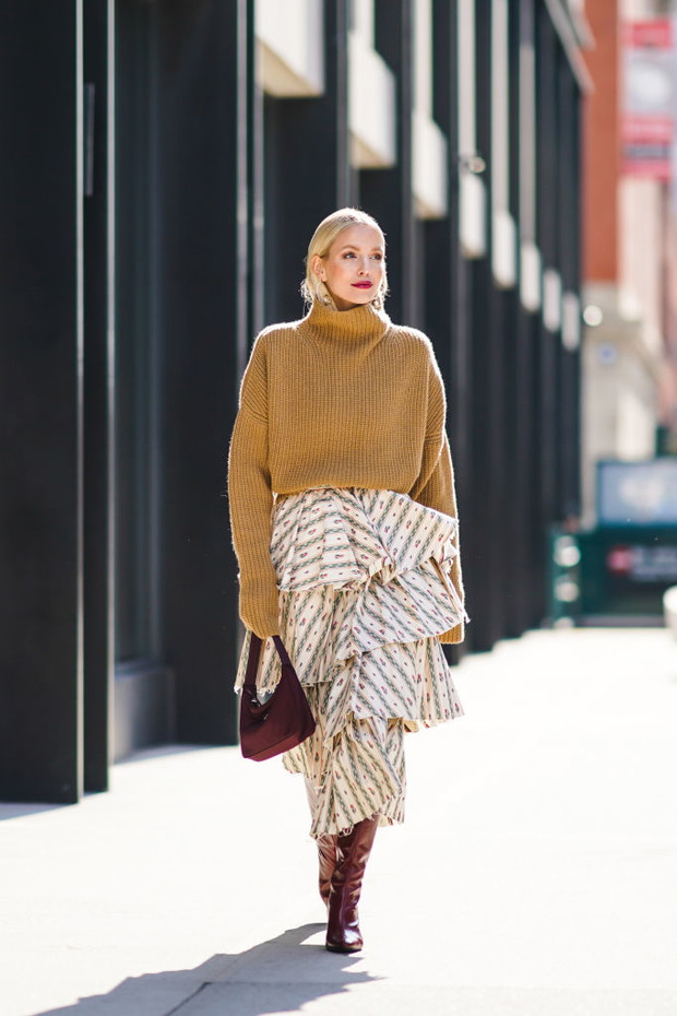 Jak nosić sweter do spódnicy? 5 modnych stylizacji zagranicznych it girls, które warto odtworzyć tej zimy