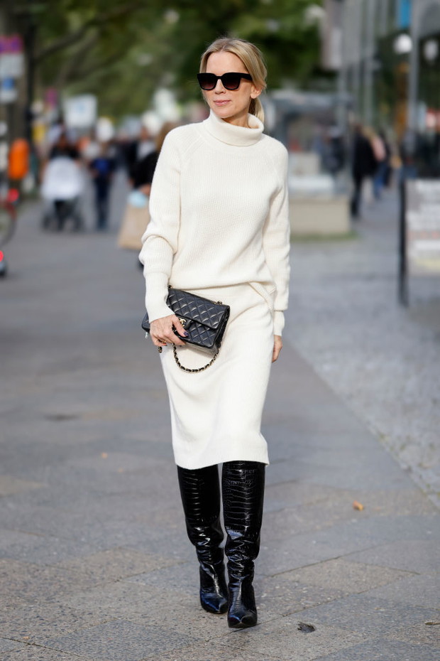 Jak nosić sweter do spódnicy? 5 modnych stylizacji zagranicznych it girls, które warto odtworzyć tej zimy