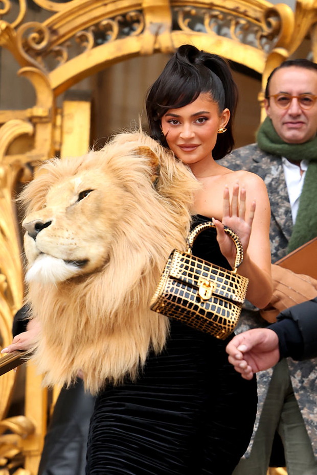 Kylie Jenner i Irina Shayk w sukniach z głową lwa. Kontrowersyjne stylizacje na pokazie Schiaparelli w Paryżu podzieliły internet