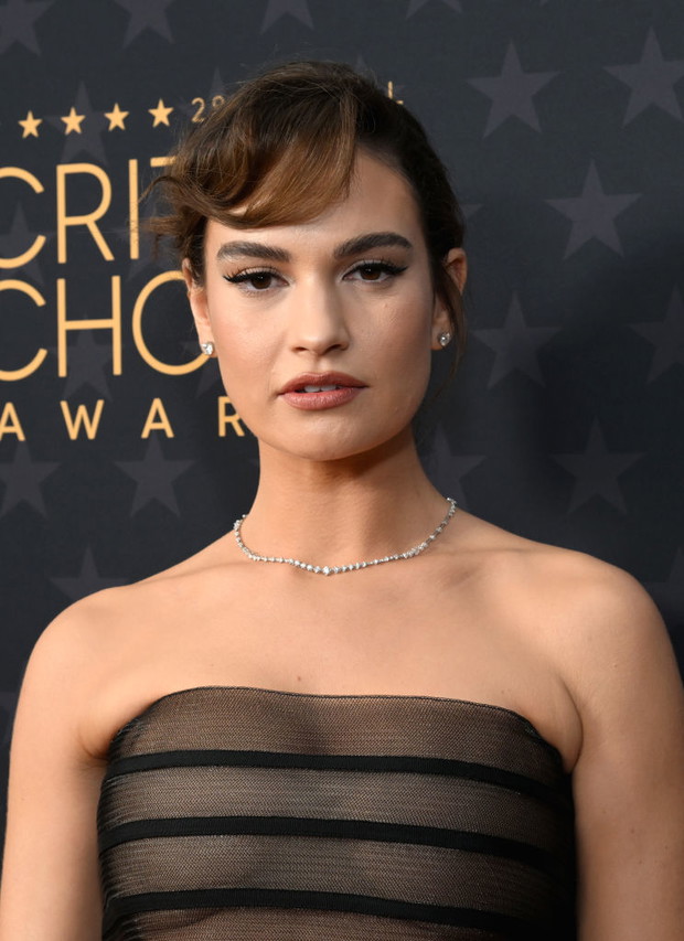 Lily James w przezroczystej sukni zrobiła piorunujące wrażenie na Critics