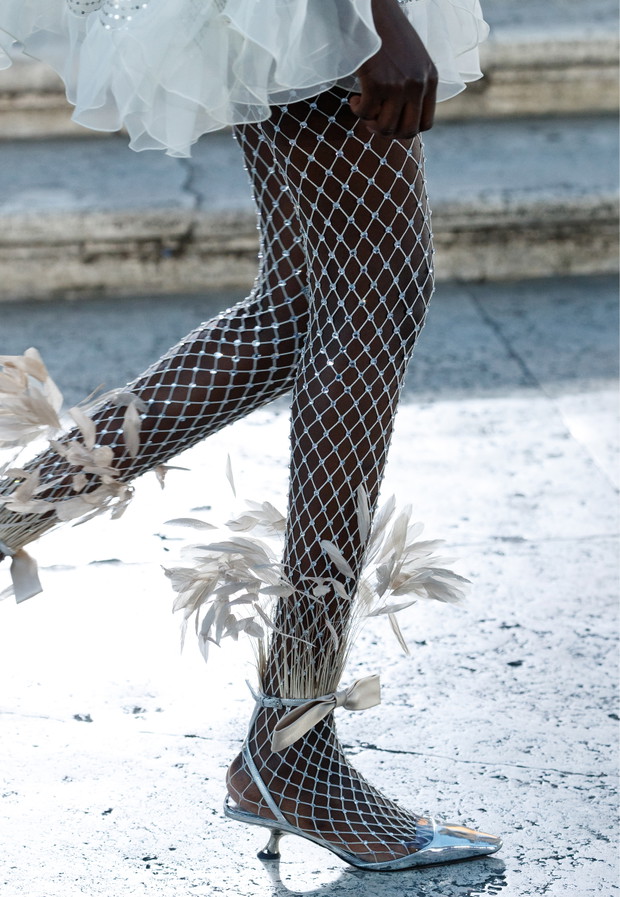 Najbardziej pożądane buty w tym sezonie mają brokat, srebro i biżuteryjne zdobienia. Przegląd najpiękniejszych dancing shoes 2023