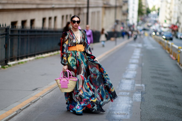 Paryż; haute couture fashion week jesień-zima 2021/2022 street fashion