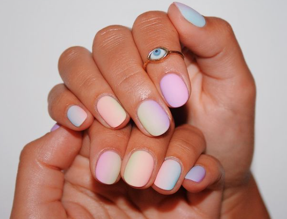 Paznokcie cieniowane - jak zrobić cieniowany manicure na paznokciach zwykłych i hybrydowych?