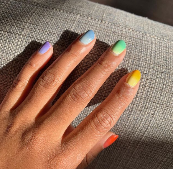 Paznokcie cieniowane - jak zrobić cieniowany manicure na paznokciach zwykłych i hybrydowych?