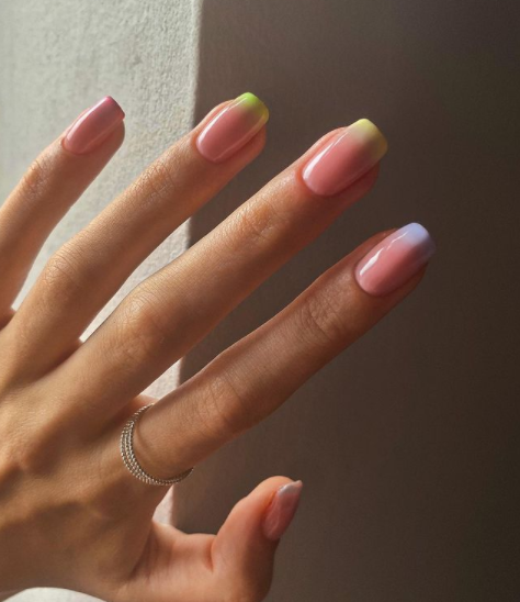 Paznokcie cieniowane - jak zrobić cieniowany manicure na paznokciach zwykłych i hybrydowych?