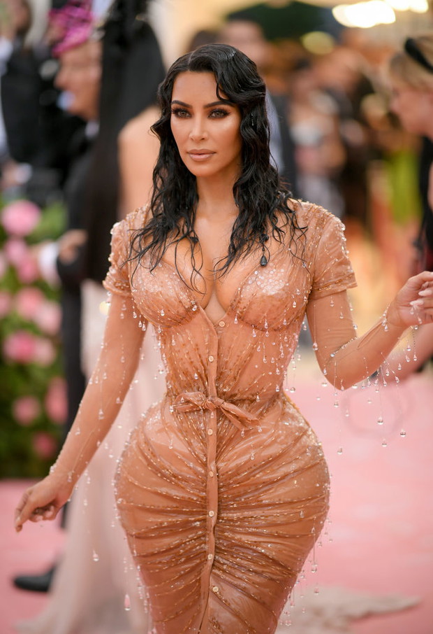 Kim Kardashian w supermodnym garniturze z polską metką. Celebrytka odwiedziła Harvard w komplecie Magdy Butrym