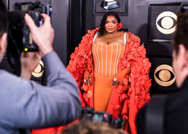 Lizzo w zmysłowym gorsecie i gigantycznej kwiatowej pelerynie przyćmiła wszystkich na Grammy 2023. Artystka wyglądała jak bogini