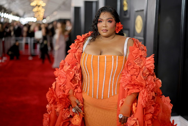 Lizzo w zmysłowym gorsecie i gigantycznej kwiatowej pelerynie przyćmiła wszystkich na Grammy 2023. Artystka wyglądała jak bogini