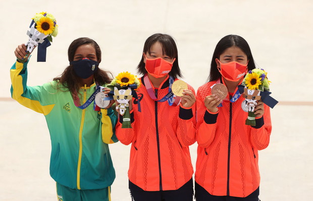 Rayssa Leal (Brazylia), Momiji Nishiya i Funa Nakayama (Japonia)