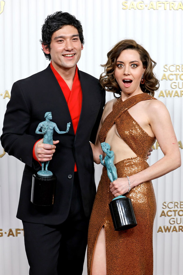 Aubrey Plaza z Biały Lotos w odważnej sukience z odwróconym dekoltem. Jej ultrazmysłową kreację zaprojektował Michael Kors