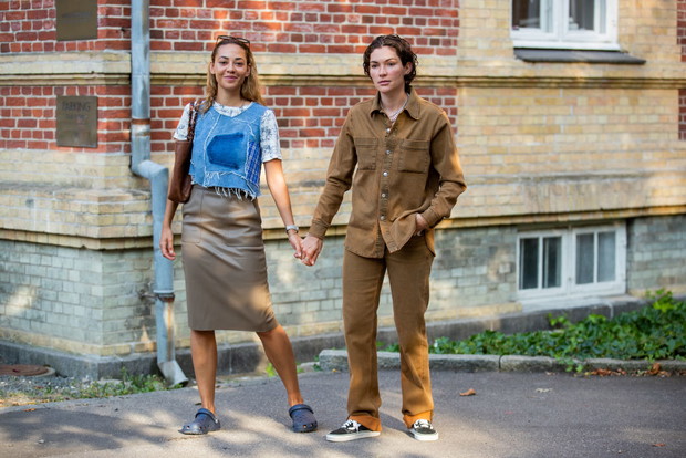 Crocsy na lato 2021: stylizacje