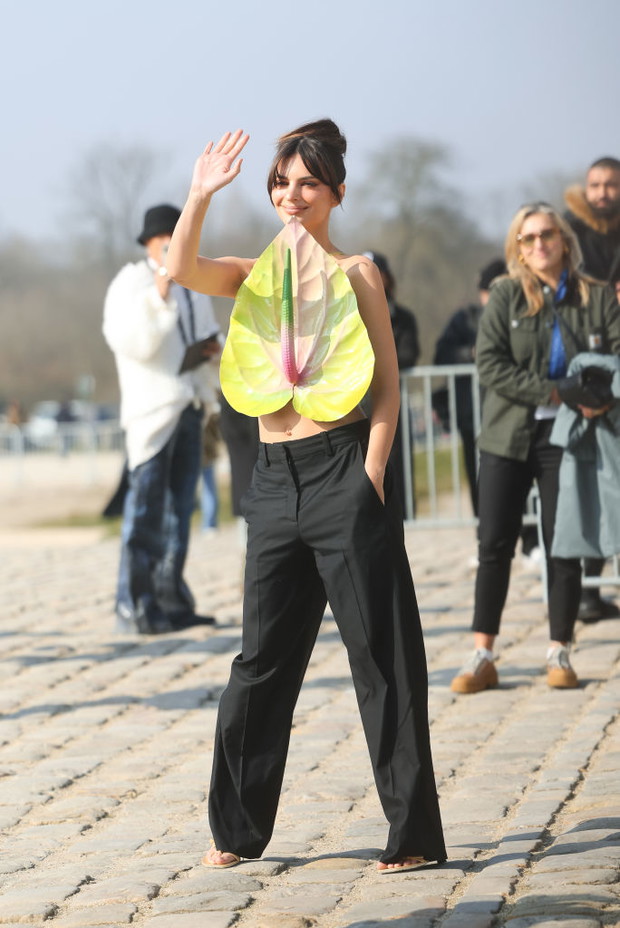 Emily Ratajkowski w kontrowersyjnej stylizacji w Paryżu. Gigantyczny kwiat zamiast bluzki podzielił fanów modelki
