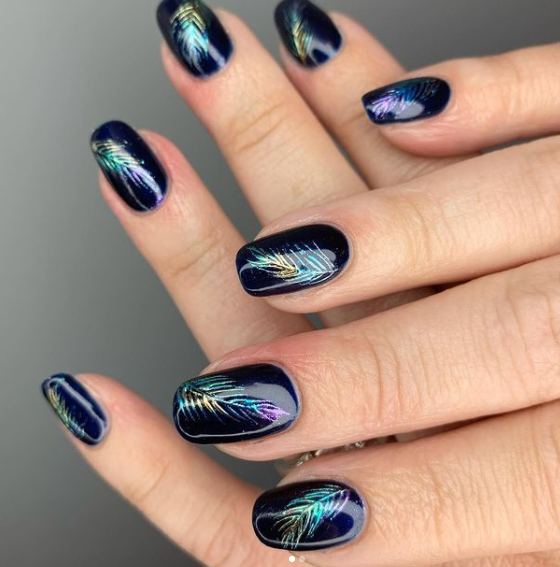 Feather manicure - prześliczny motyw piórka na paznokciach