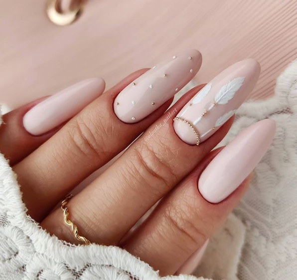 Feather manicure - prześliczny motyw piórka na paznokciach