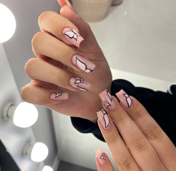 Jak w prosty sposób namalować motyla na paznokciach? Efektowny manicure, który uwielbia Kylie Jenner