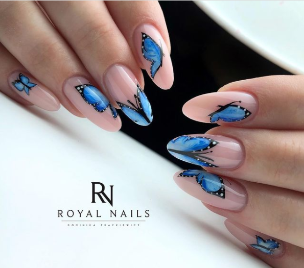 Jak w prosty sposób namalować motyla na paznokciach? Efektowny manicure, który uwielbia Kylie Jenner