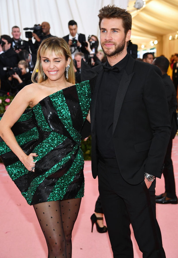 Liam Hemsworth pozwał Miley Cyrus za Flowers? Piosenka zemsty miała zagrozić jego roli w Wiedźminie