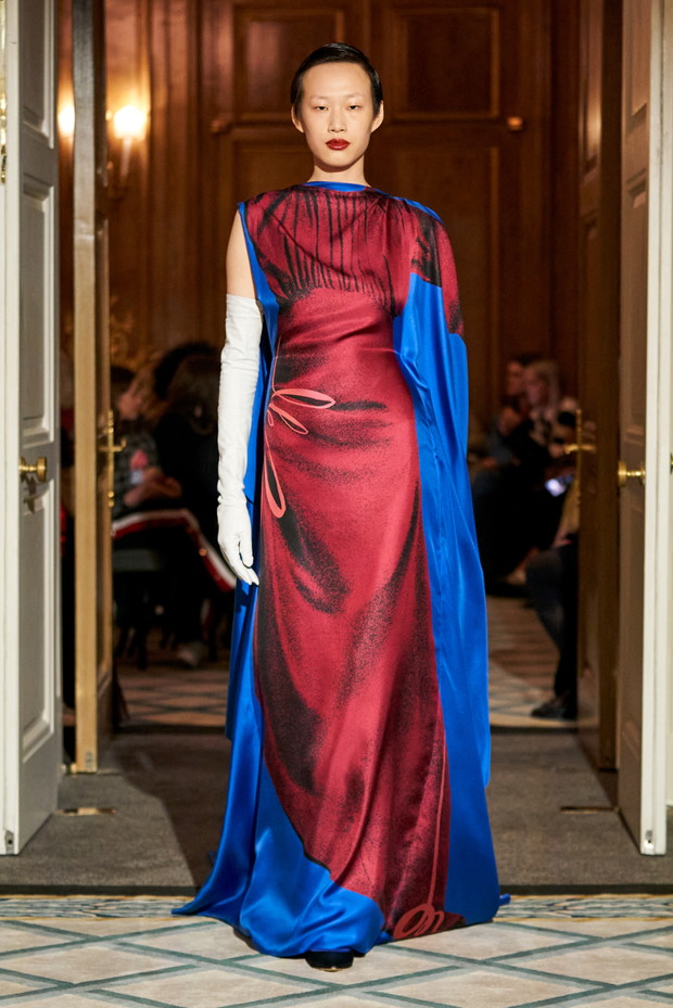 Najpiękniejsze czerwone sukienki i spódnice z londyńskich wybiegów. Kolor roku 2023 wg Pantone króluje na fashion weeku