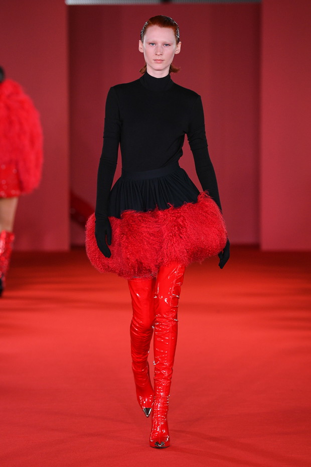 Najpiękniejsze czerwone sukienki i spódnice z londyńskich wybiegów. Kolor roku 2023 wg Pantone króluje na fashion weeku