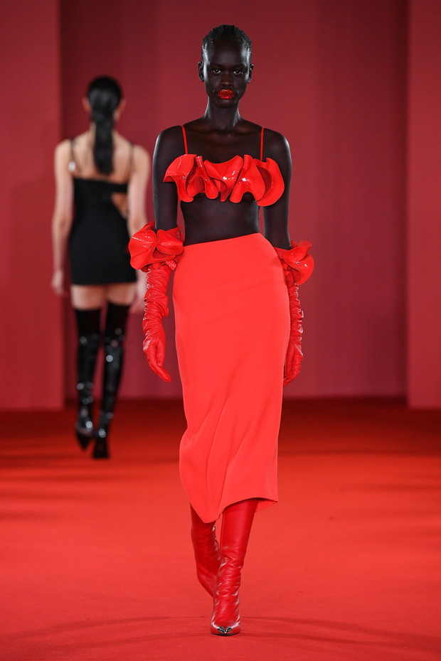 Najpiękniejsze czerwone sukienki i spódnice z londyńskich wybiegów. Kolor roku 2023 wg Pantone króluje na fashion weeku