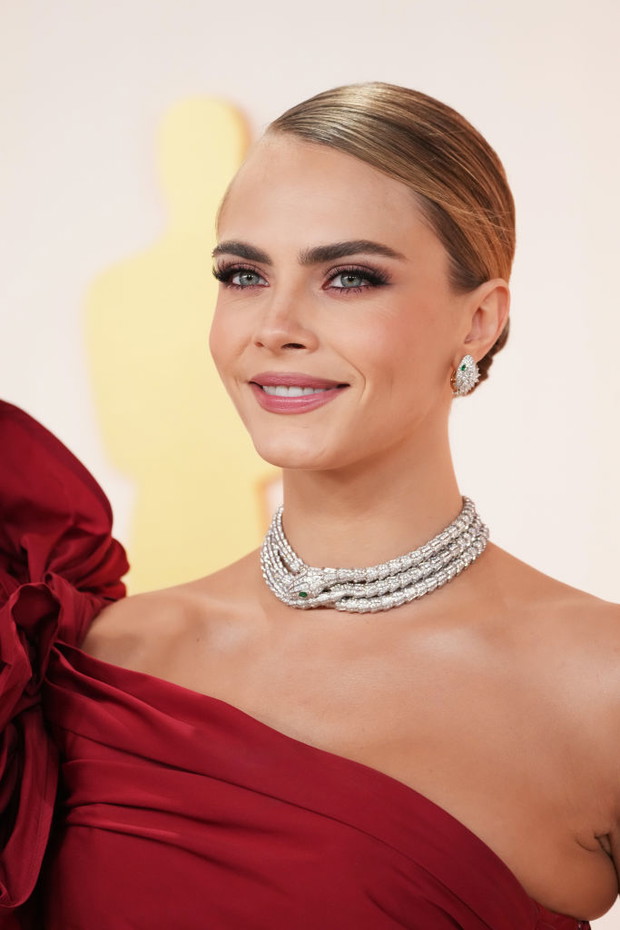 Oscary 2023: Cara Delevingne olśniła wszystkich. Modelka i aktorka wybrała suknię w najmodniejszym kolorze roku wg Pantone